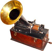 Fonograf cylindryczny Edisona ok. 1899 r. Fonograf cylindryczny jest nośnikiem pamięci. Fonograf może, ale nie musi być uważany za urządzenie pamięci masowej.