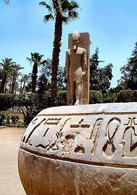 Jeroglíficos sobre piedra; estatua de Ramsés II detrás
