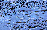 Pürüzsüz ve temiz bir yüzey üzerindeki küçük su birikintileri hissedilebilir kalınlığa sahiptir.