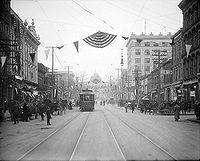 Fayetteville Street durante il 1910. Il Campidoglio di Stato della Carolina del Nord può essere visto sullo sfondo