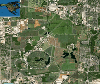 Fermilab'ın uydu görüntüsü. İki dairesel yapı Ana Enjektör Halkası (küçük) ve Tevatron'dur (büyük).