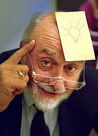Arthur Fry, inventeur du Post-it, avec sur le front la photo d'une ampoule
