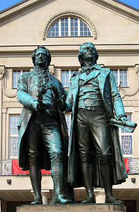Een monument van Schiller (rechts) en Goethe in Weimar.