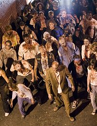 Eine Gruppe von Schauspielern, die als Zombies agieren