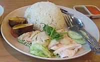 Hainanese kyllingeris, en lokal spise i Singapore  