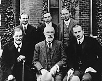 Zdjęcie z 1909 roku: Freud siedzący po lewej stronie i Carl Jung siedzący po prawej stronie