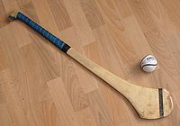 Kij do hurlingu (Hurley) i piłka (sliotar) (irlandzki Camán agus sliotar)