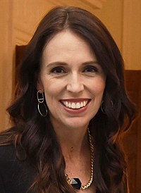Jacinda Ardern je od 26. října 2017 úřadující předsedkyní vlády.  