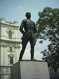 Tradiční socha polního maršála Jana Smutse na Parliament Square v Londýně