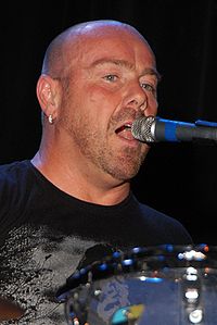 Jason Bonham che suona la batteria.