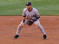 Derek Jeter spiller som shortstop, iført sin baseballuniform, med New Yankees
