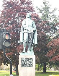 La statua di John Bunyan all'angolo di High Street e St Peter's street.