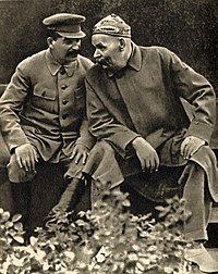 Josef Stalin og Maxim Gorkij i samtale (1931).