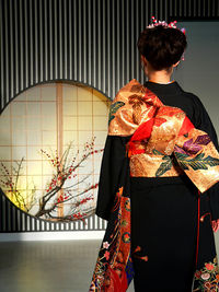 Die Frau, die den traditionellen Kimono trägt (Furisode)