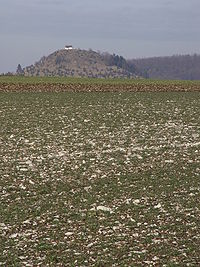 Típico paisaje del Jura de Suabia, la "Salmendinger Kapelle" (Capilla) en la cima de la montaña "Kornbühl".  