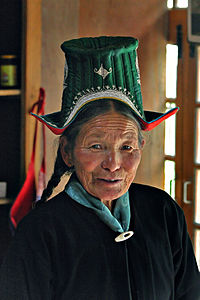 Tradiciniais drabužiais vilkinti Ladakhi moteris.
