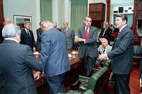 Reagan-Treffen mit Mitgliedern des Kongresses der Vereinigten Staaten über Pläne zum Angriff auf Libyen nach den Bombenanschlägen, April 1986