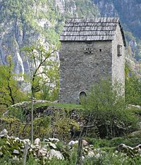 Ein befestigter Turm, der als Zufluchtsort für Männer dient, die in eine Blutfehde verwickelt und anfällig für Angriffe sind. Thethi, Nordalbanien.