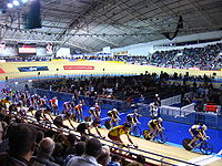 Les coureurs sur la piste pendant la Révolution 22 au Vélodrome de Manchester