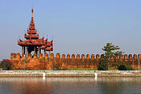 Una torre nelle mura del Mandalay Palace.