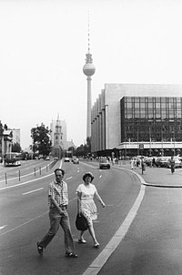 Markso Engelso aikštė ir Palast der Republik Rytų Berlyne 1989 m. vasarą. Fone matomas televizijos bokštas (Fernsehturm)