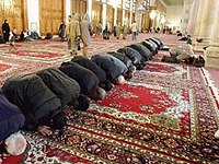 Musulmaņi veic salātu Umajadu mošejā