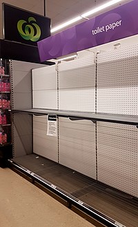 Wybuch epidemii COVID-19 spowodował, że ludzie zaczęli kupować dodatkowe artykuły. Oznaczało to, że w sklepach zabrakło takich rzeczy jak papier toaletowy i płyn do mycia rąk. Puste półki w Adelajdzie 4 marca 2020 roku.