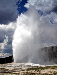 El géiser Old Faithful durante una erupción  