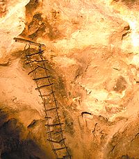 Vieja escalera dentro de una cueva