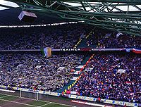 Celtic Park'taki bir Old Firm maçında iki taraftar grubu.