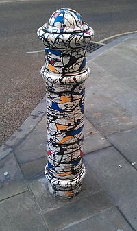 Bolardo pintado al estilo Pollock