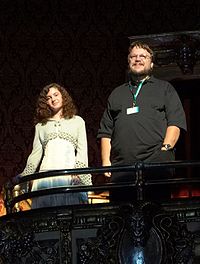 Ivana Baquero (Ofelia) i Guillermo del Toro (reżyser) otrzymują owacje na stojąco po północnoamerykańskiej premierze Pan's Labyrinth.
