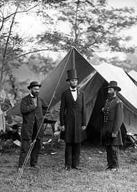 Il presidente Lincoln, il generale John A. McClernand e lo spymaster della Union Allan Pinkerton al campo di battaglia di Antietam subito dopo la battaglia.