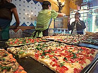 Pizza al taglio v Ríme.