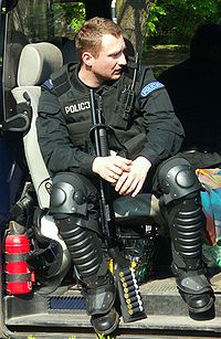Un ofițer de poliție polonez cu o parte din echipamentul său