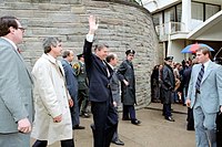 Reagan geht zu seiner Limousine, kurz bevor er von John Hinckley erschossen wird