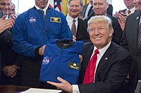 Başkan Trump Beyaz Saray'da NASA'dan bir uçuş ceketi alırken, Mart 2017