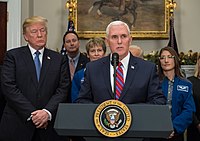 Trump with Vice President Mike Pence signing a NASA funding bill, dezembro de 2017