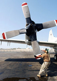 Přemístění motoru číslo čtyři letounu EP-3E Orion v rámci předletové kontroly  