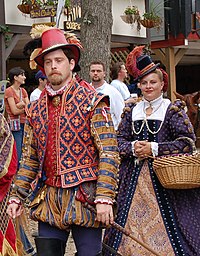 Mensen in kostuums die lijken op de kleding die ongeveer 500 jaar geleden in de Renaissance werd gedragen. Zij nemen deel aan de 2006 Bristol Renaissance Faire.