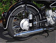 Obnažená hnací hřídel na klasickém motocyklu BMW