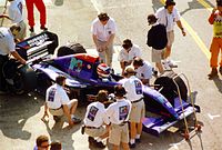 Ο Roland Ratzenberger τραυματίστηκε θανάσιμα στις κατατακτήριες δοκιμές μετά από σύγκρουση λόγω βλάβης του μπροστινού φτερού.
