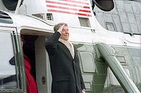 Reagan verabschiedet sich von Marine One kurz nach der Amtseinführung von George H. W. Bush als Präsident, Januar 1989