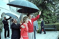 Ronald y Nancy Reagan en la Casa Blanca tras el tiroteo