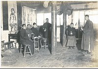 Rodzina zebrana na powitanie Nowego Roku z głośnymi dźwiękami (lata 1910)