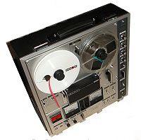 Magnetofon szpulowy (Sony TC-630). Taśma magnetyczna jest nośnikiem pamięci. Magnetofon jest urządzeniem do przechowywania danych wykorzystującym przenośny nośnik (szpulę z taśmą) do przechowywania danych.