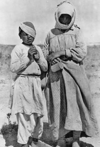 Eine armenische Flüchtlingsfrau mit ihrem Sohn. (Völkermord an den Armeniern)