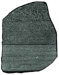 Rosettský kámen (cca 196 př. n. l.) umožnil lingvistům zahájit proces luštění hieroglyfů. Britské muzeum