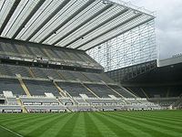 St. James' Park v roce 2007, pohled na Leazes End (oficiální název Sir John Hall Stand)  