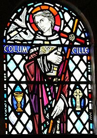 Vidriera en la Abadía de Iona con la imagen de San Columba